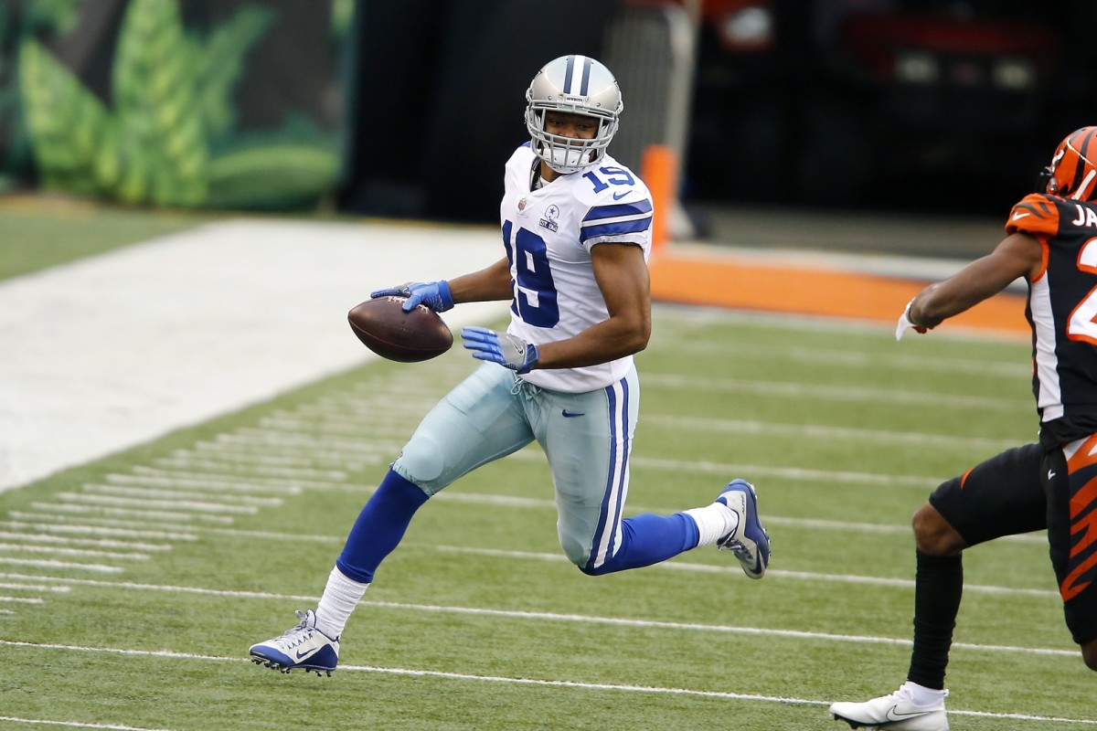 Dallas Cowboys WR Amari Cooper runs after catch